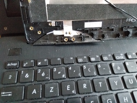 Les point de fixation devenus inutiles devaient tirer sur le fil de nappe je crois